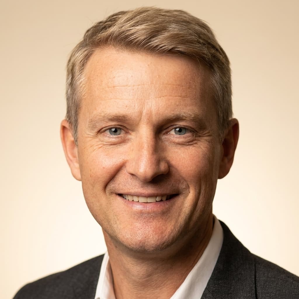 Portrait professionnel généré par CVScore — personne 3, fond beige crème